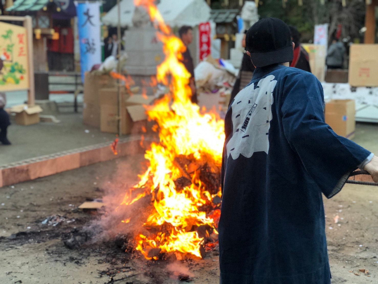 境内に鎮座する破魔矢のオブジェ