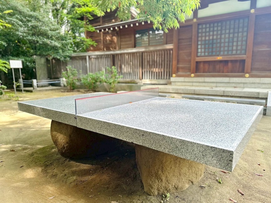 境内に鎮座する破魔矢のオブジェ