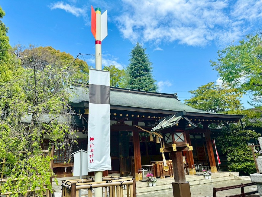 境内に鎮座する破魔矢のオブジェ