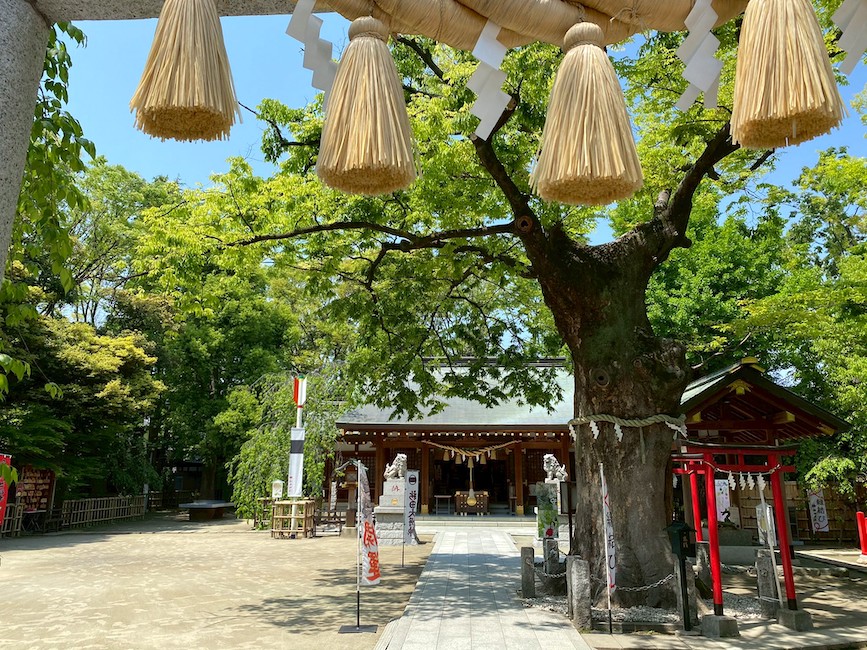 境内に鎮座する破魔矢のオブジェ