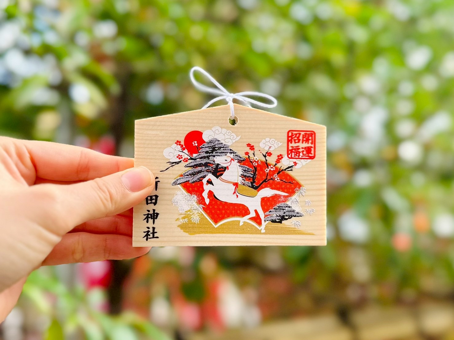 境内に鎮座する破魔矢のオブジェ